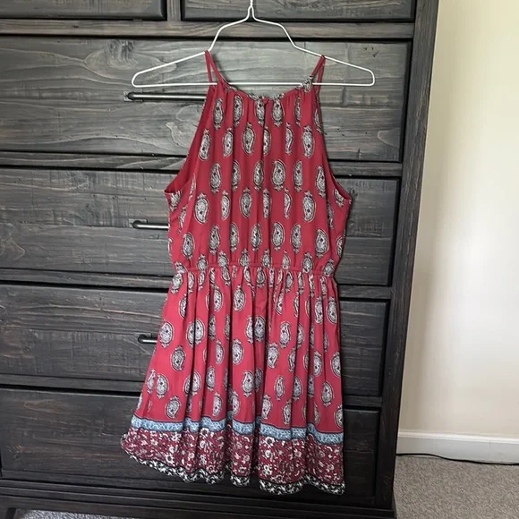 Elegant Red Paisley Dress - Picture 3 of 4